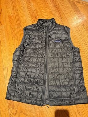 Patagonia Black Quilted Packable Vest size L men’s